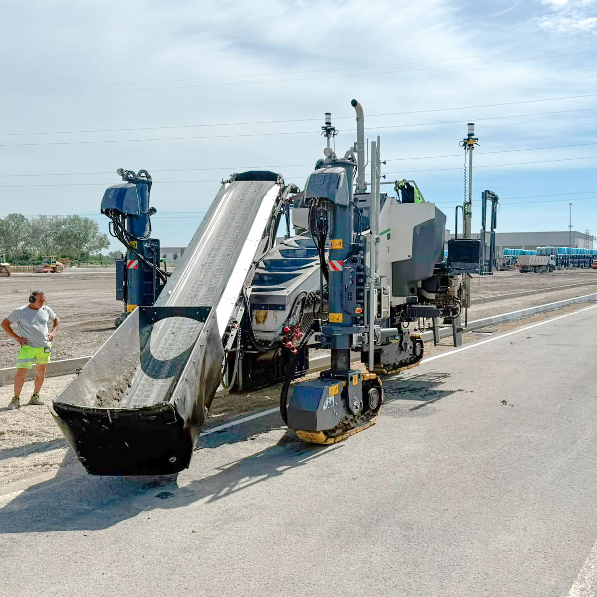ecovie al lavoro per la costruzione di canali in calcestruzzo