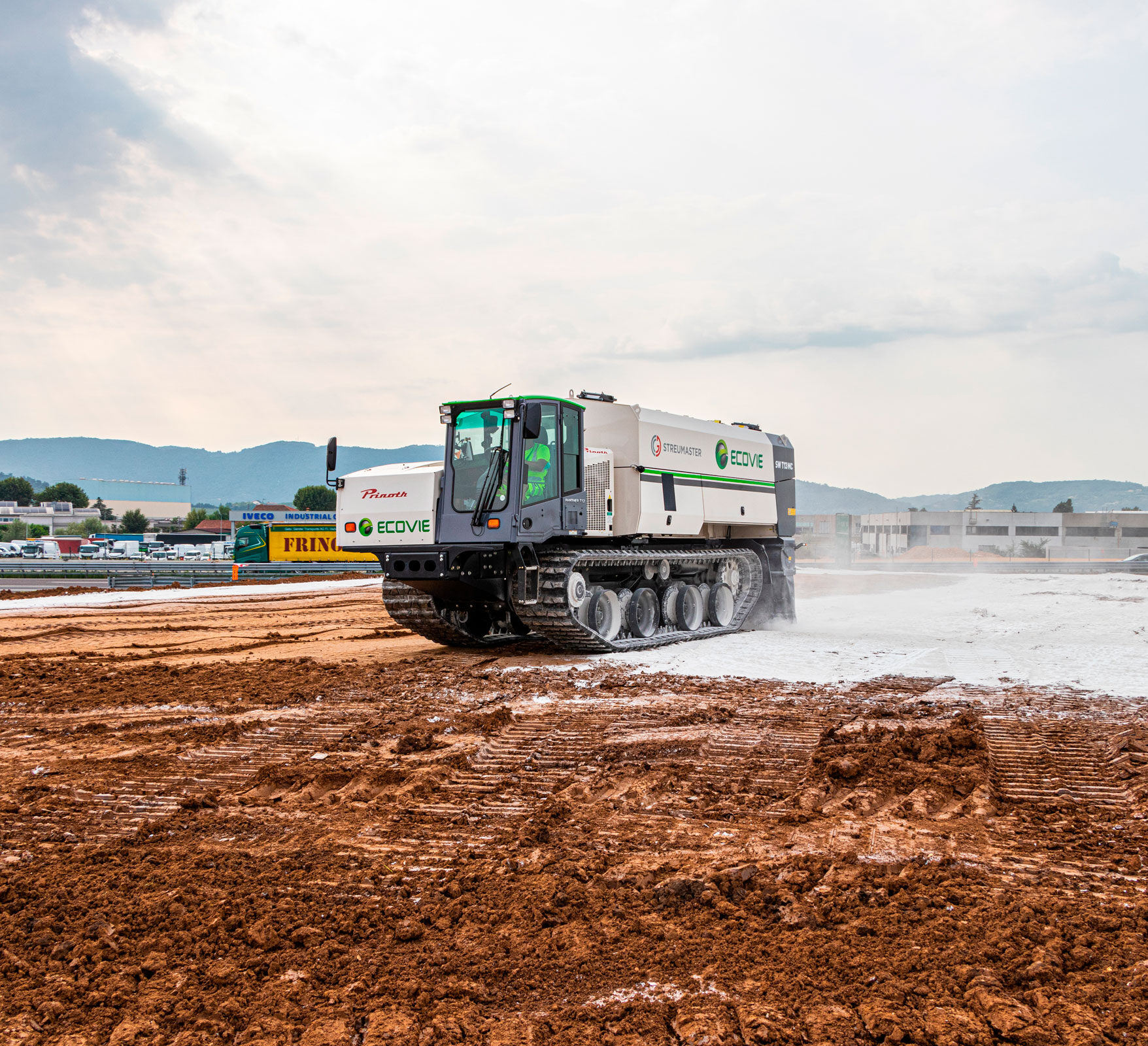 ecovie al lavoro per la costruzione di canali in calcestruzzo